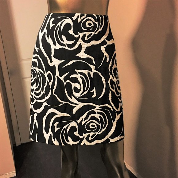 ANN TAYLOR Graphic Rose Pattern Pencil Skirt - Picture 3 of 7